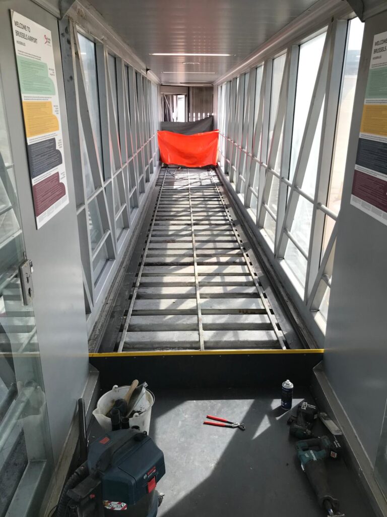 Herstelling draagstructuur boardingbridge - before