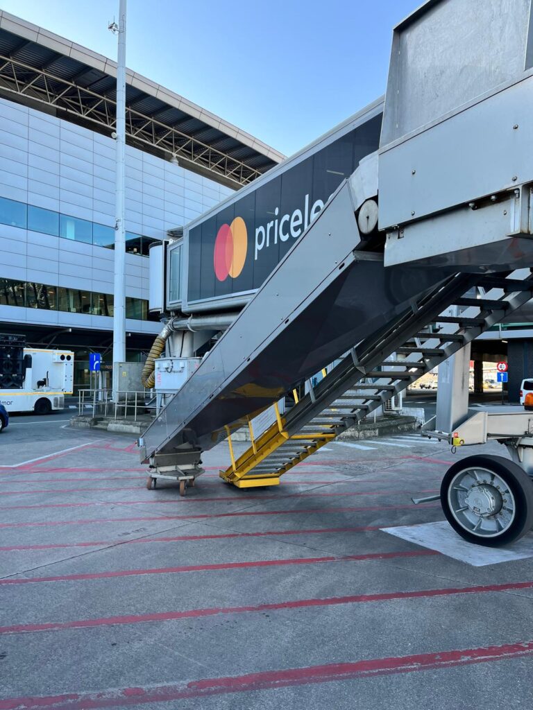 Vervangen RVS beplating aan bagagetransportband